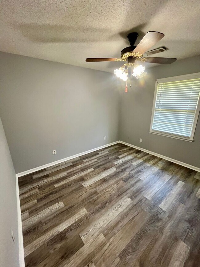 Building Photo - 3 Bed/2 Bath Home