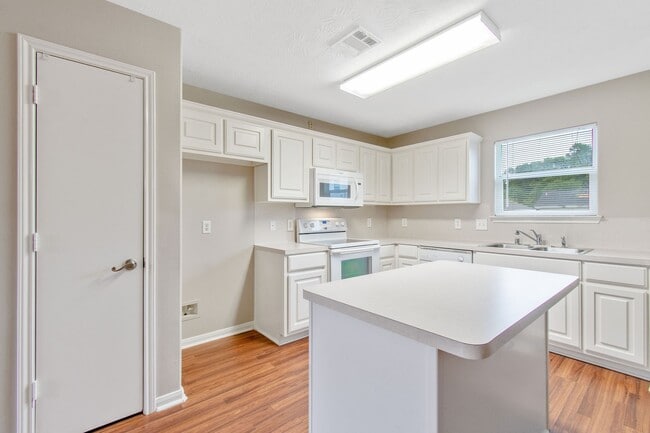 Building Photo - 16225 Summerset Estates Blvd