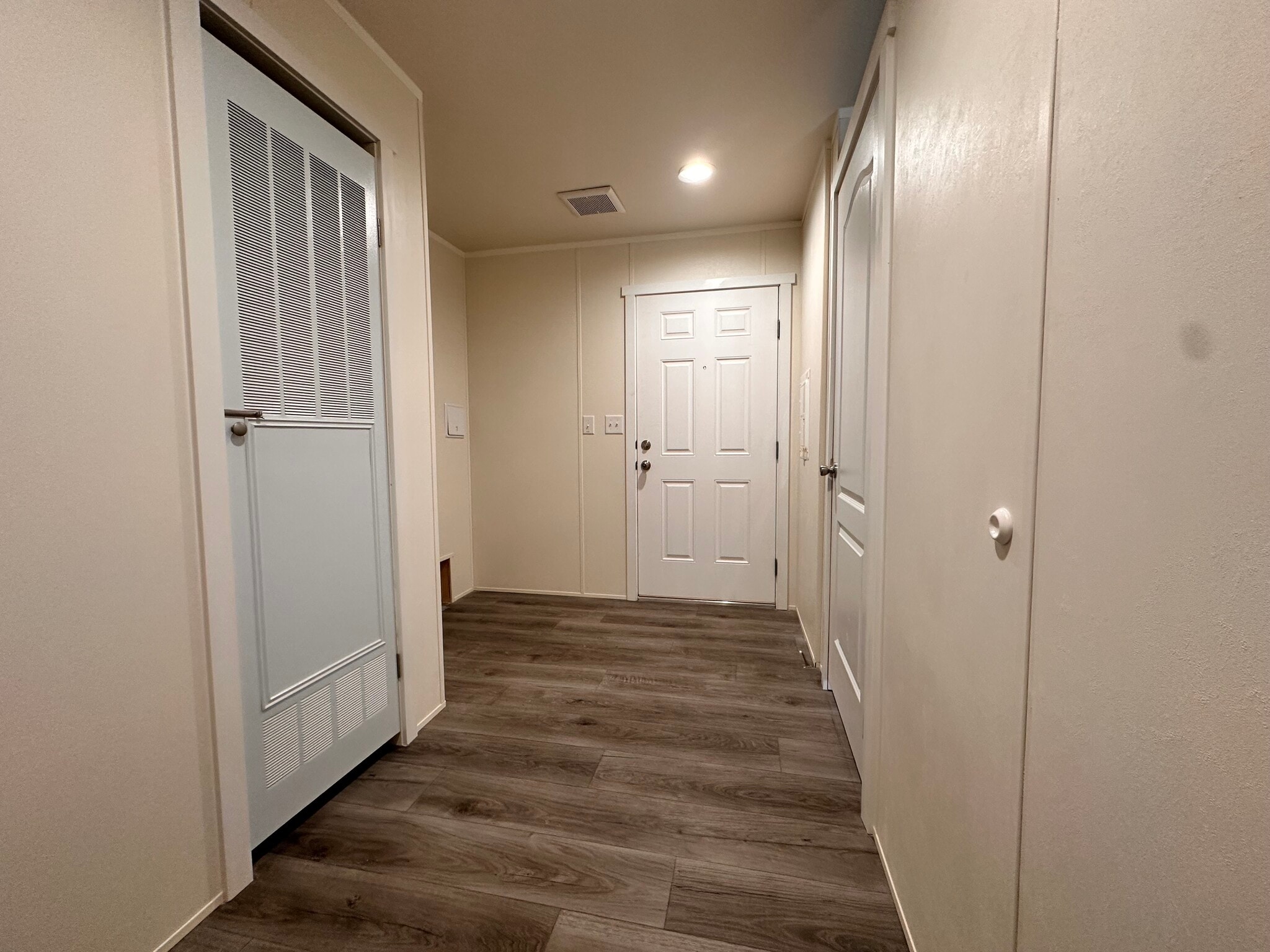 Building Photo - 8 Bing St N