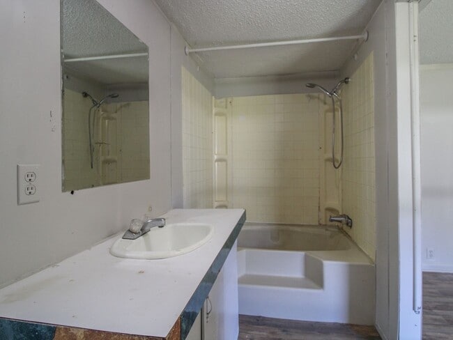 Building Photo - Beautifully Updated 3BR/2BA Trailer in Mus...