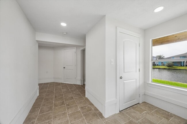 Building Photo - 1079 Redfish St