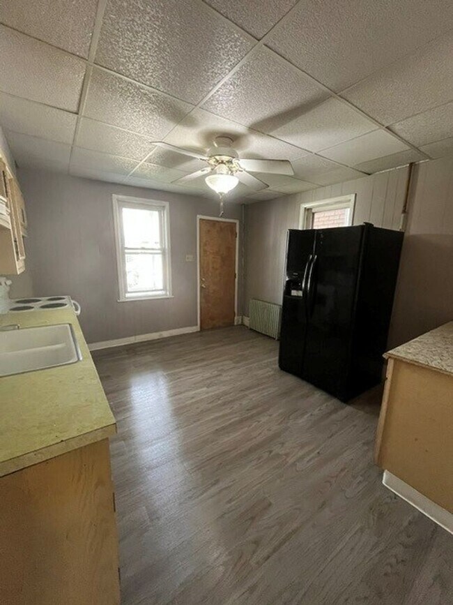 Building Photo - 3 bedroom 1 bathroom