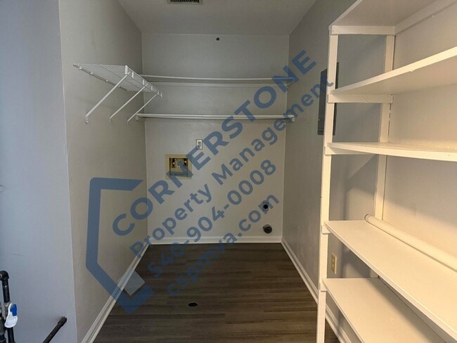 Building Photo - 1105 Lakeview Pl