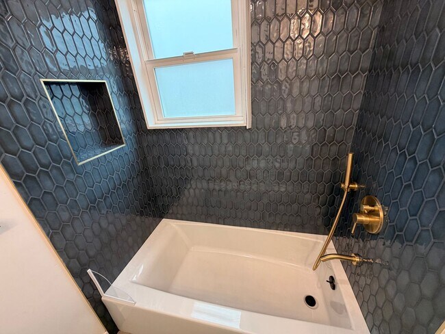 Building Photo - Spacious 4 Bedroom/2Bathroom Home in South San Francisco!