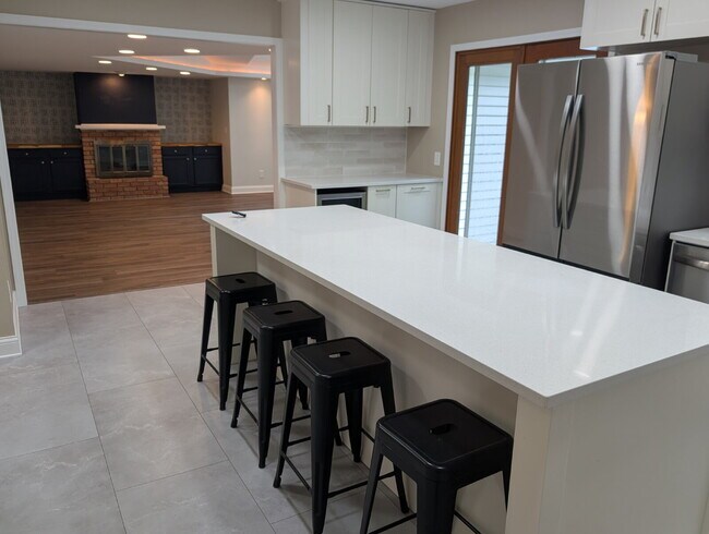 Building Photo - Spacious 4 bedroom 3 bathroom family home in Neenah
