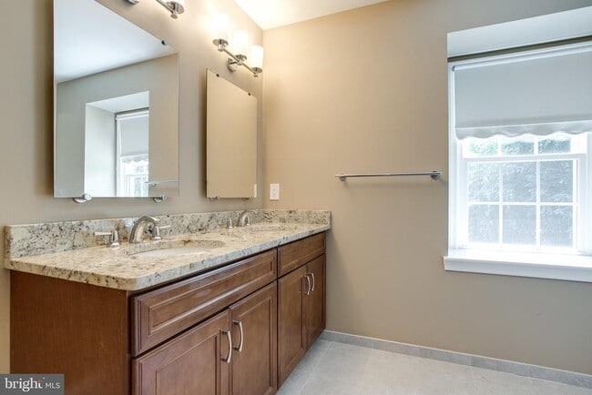 Building Photo - 1646 Montmorency Dr
