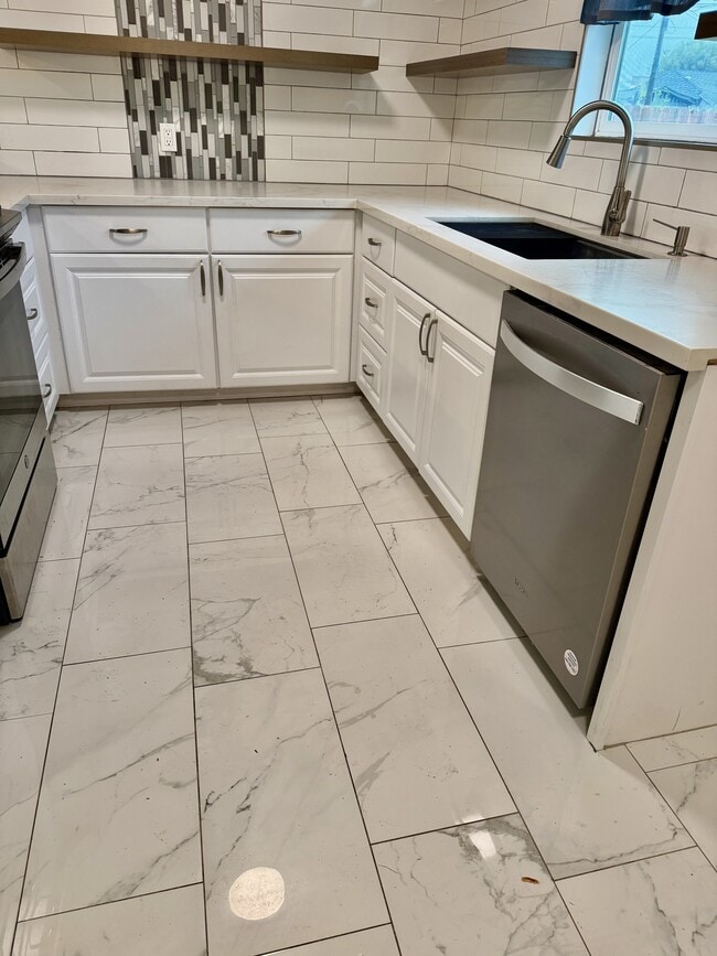 Building Photo - 986 S Hope Ave