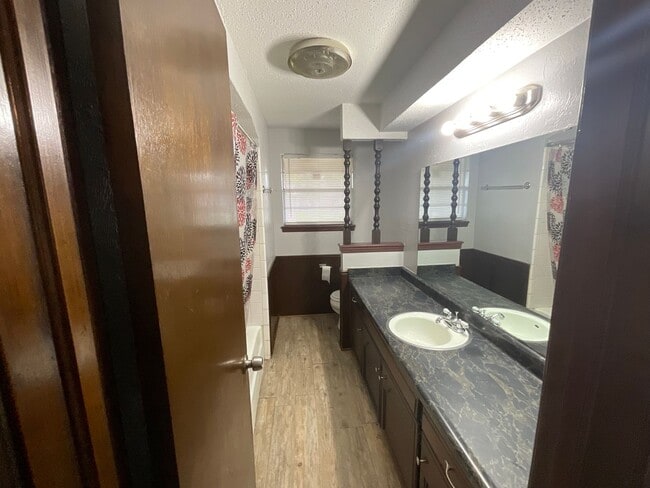 Building Photo - Nice 3bed, 1 1/2 bath. 2 car garage