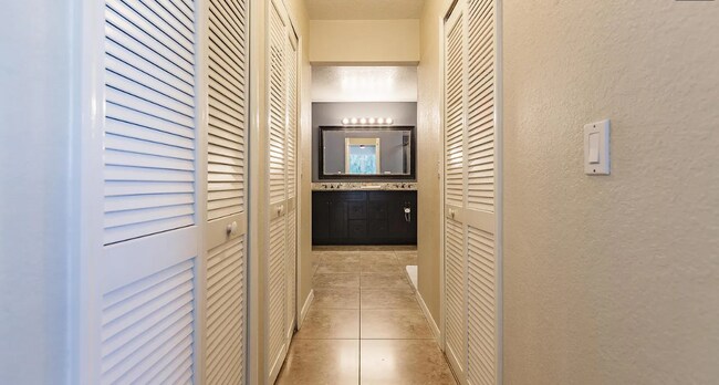 Building Photo - 14801 Royal Oak Ct