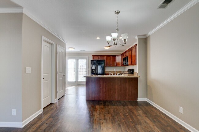 Building Photo - Charming Townhome Close to the Interstate !