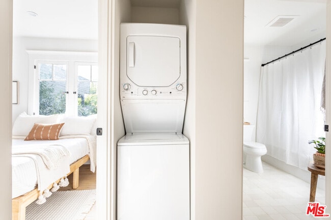 Building Photo - 372 N Ave 53