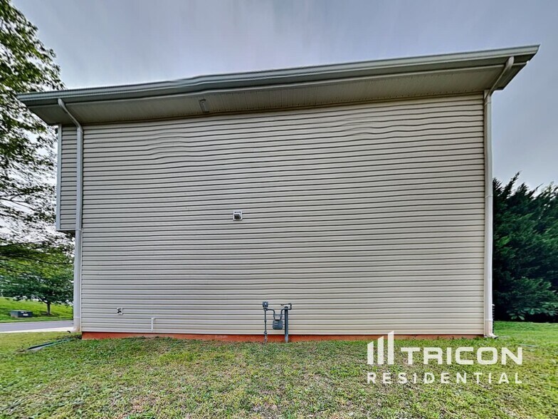 Building Photo - 9514 Parkridge Dr