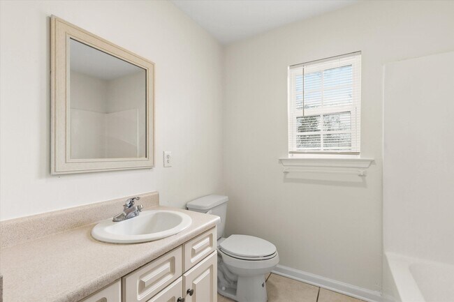 Building Photo - 735 Putnam Dr