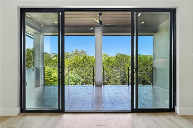 Building Photo - 512 Cowal Dr S