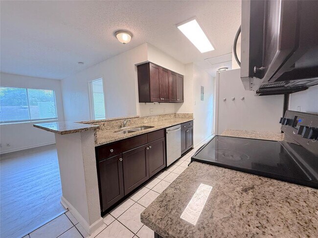 Building Photo - 9900 Hundred Oaks Cir