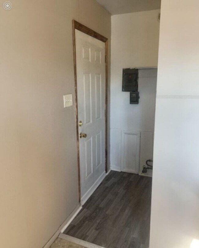 Building Photo - 2 bedroom 1 bath house for rent