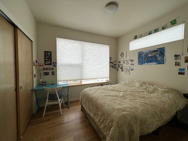 Building Photo - Modern Townhouse in Can't Beat Location - Available 8/1
