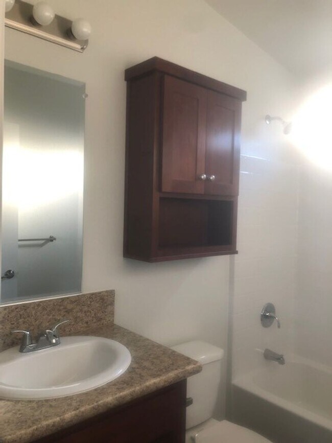 Building Photo - 3 Bed-2 Bath Quaint Single Story Home in Lakeside.