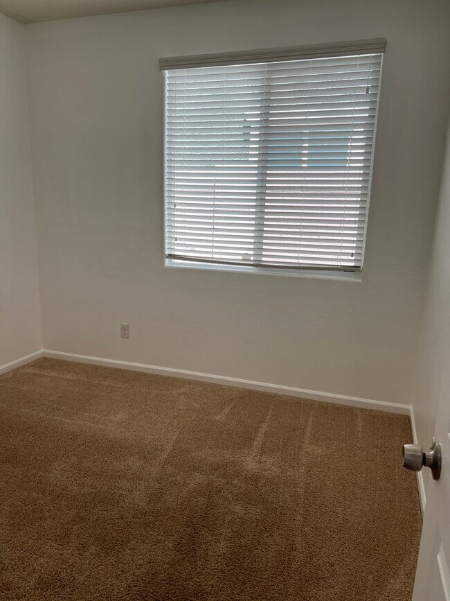 Building Photo - Spacious 4-Bedroom Home in Valencia Height...