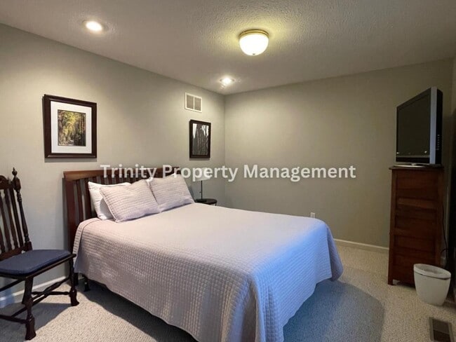 Building Photo - 206 Aaron Smith Dr