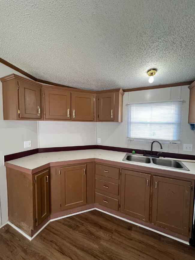 Building Photo - 2 BR | 2 BA in Pikeville! Trash Pick-Up Included!