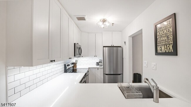 Building Photo - 228 Monroe St