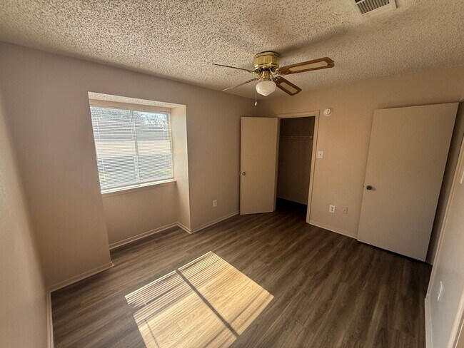 Building Photo - 8911-8915 GSRI Ave