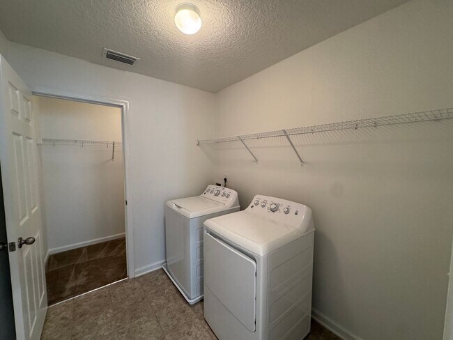Building Photo - Fall into Savings – New Rental Rate $2,100!