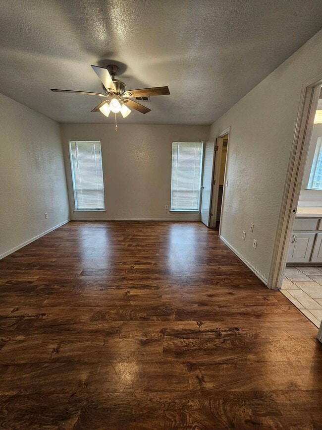 Building Photo - (3) Bed/(2) Bath in SW OKC/Moore Avail NOW! Pet Negotiable!