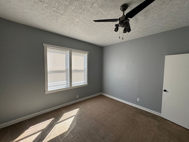 Building Photo - Fountain Sqaure 2 Bedroom 1 Bath with a bonus room/office.