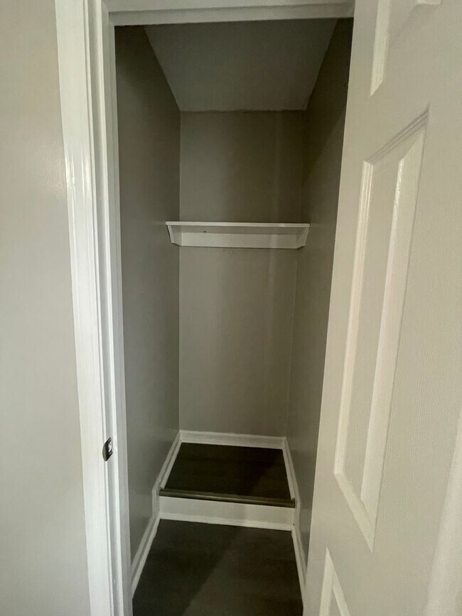 Building Photo - City Walk Apartments!