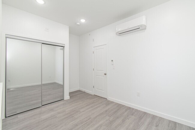 Building Photo - New! Renovated & Modern Apartment