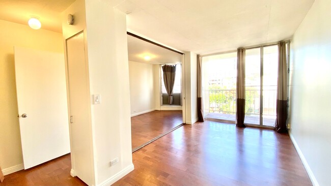 Building Photo - IDEALLY LOCATED 1 BED 1 BATH with 1 PARKIN...