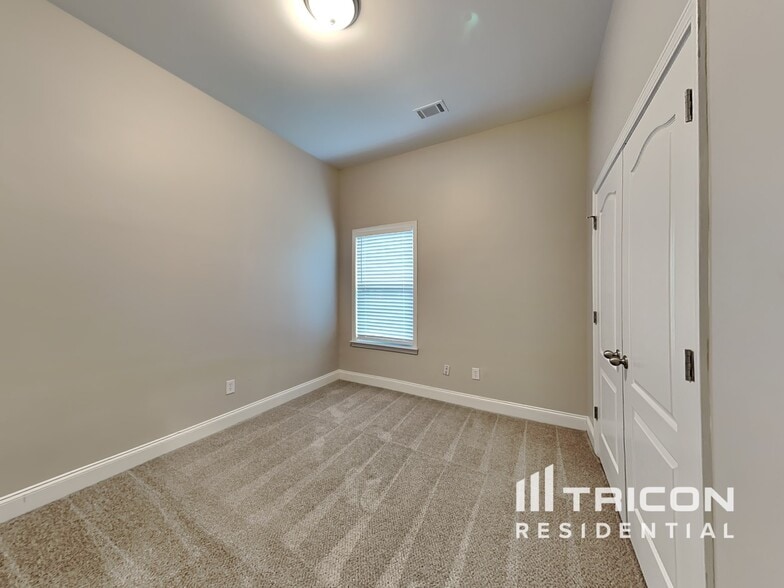 Building Photo - 1221 Heartwood Ave