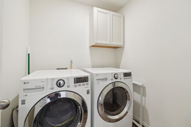 Building Photo - 4 bed 3.5 bath house located in Thornton!!