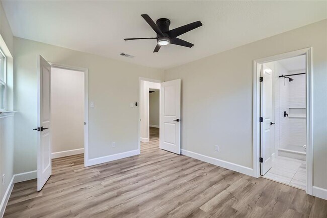Building Photo - 3501 Santa Fe Dr