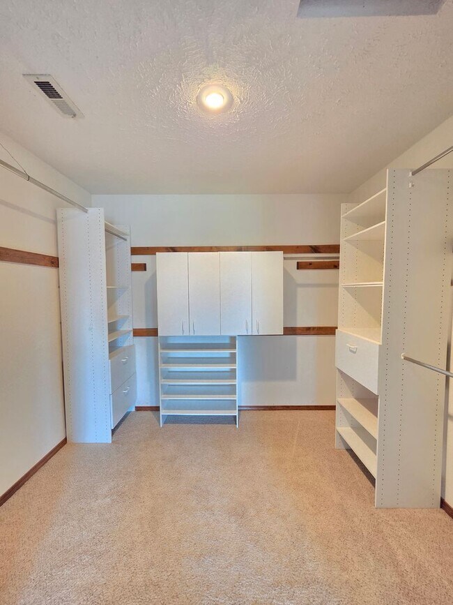 Building Photo - $3,800 - 5 Bed / 4 Baths Stunning Northwood Home with Views