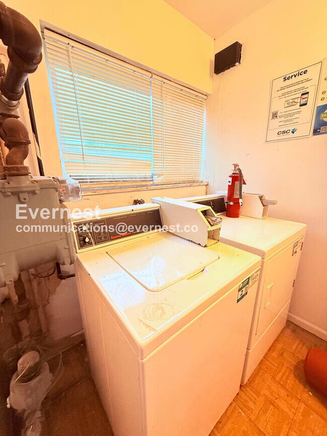 Building Photo - 15601 Schoolcraft Rd