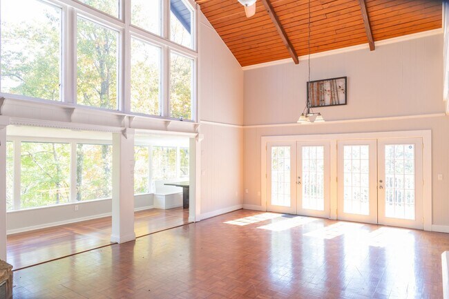 Building Photo - PEACEFUL LIVING.....SECLUSION! Move in ready!!!