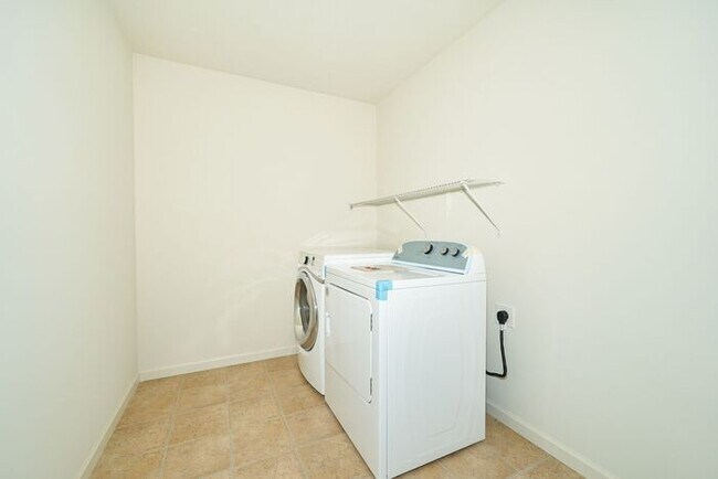 Building Photo - 4 Bedroom With Finished Basement in Westfield!