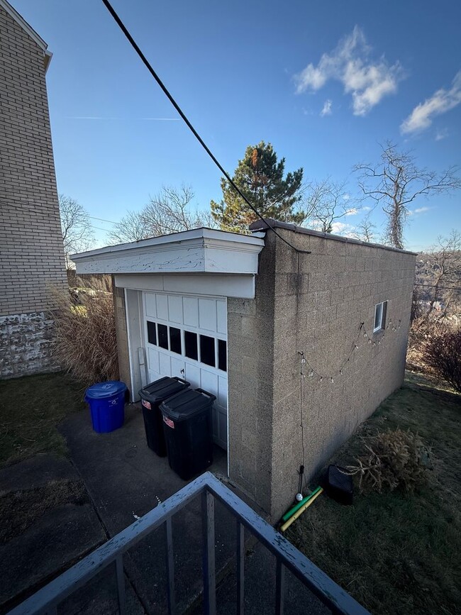 Building Photo - 3 Bed House North Pittsburgh