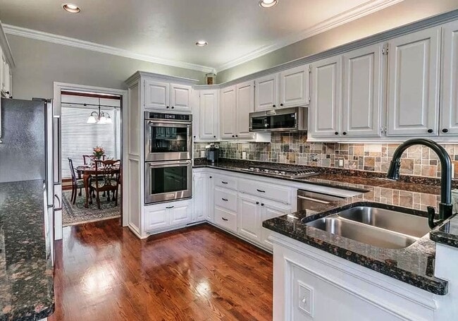 Primary Photo - Executive Living in Norman complete with N...
