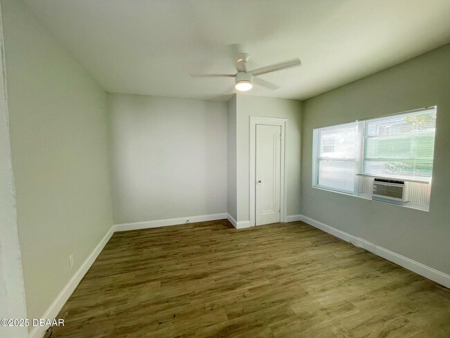 Building Photo - 411 N Oleander Ave