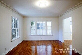 Building Photo - 127 N Doheny Dr