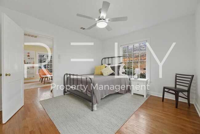 Building Photo - 933 E 56th St