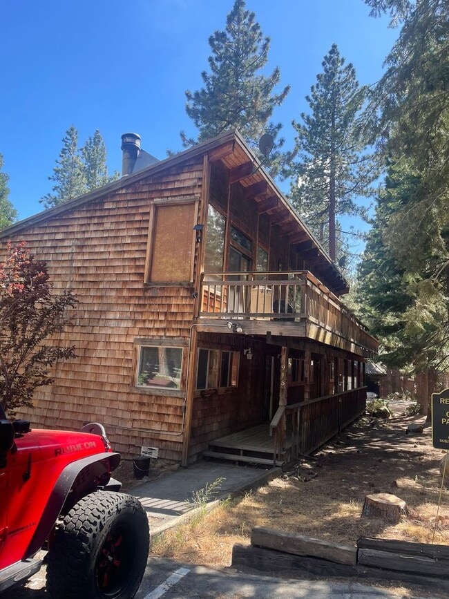 Building Photo - 3bed 2.5bath Lodge Style Duplex