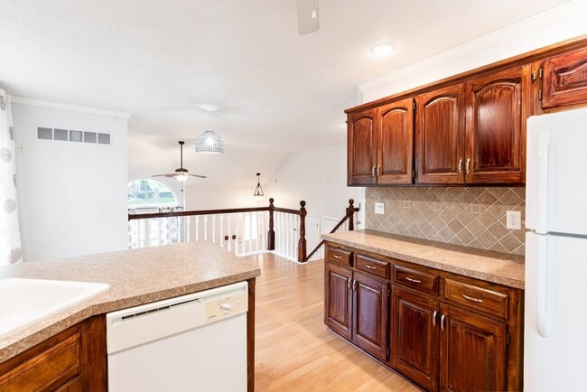 Building Photo - 4 Bed home in Olathe- Quick access to I-35