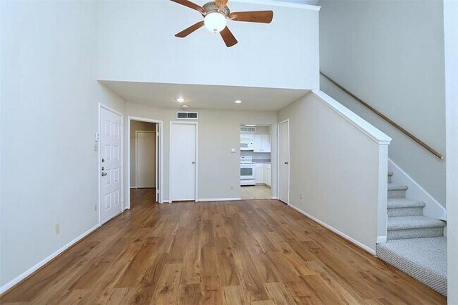 Building Photo - 10855 Meadowglen Ln