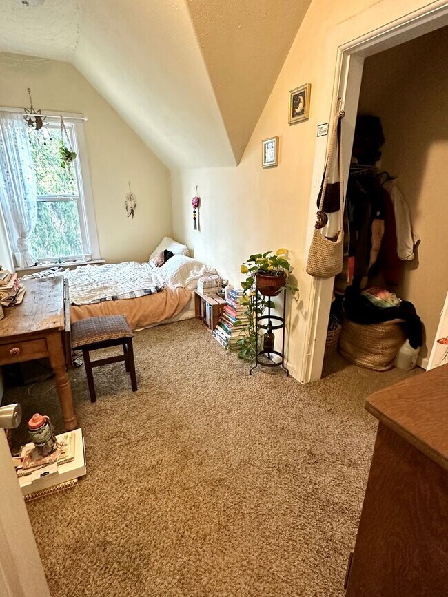 Building Photo - Spacious 7-Bed, 2-Bath Near Downtown Bellingham of Comfortable Living!