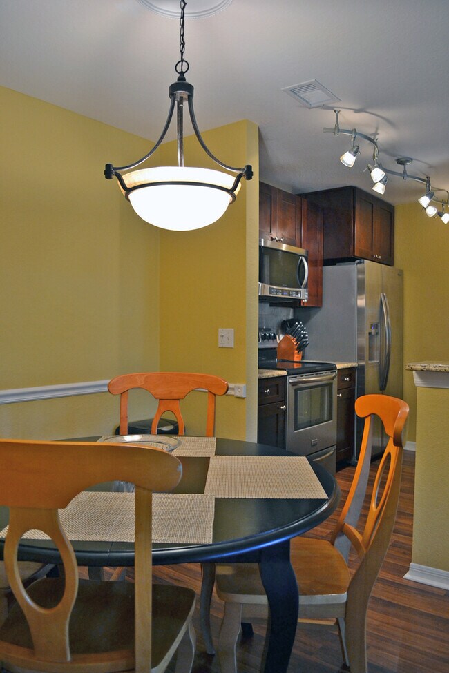 Building Photo - Luxury 2 bedroom 2 bathroom condo with lake views in Lakewood Ranch